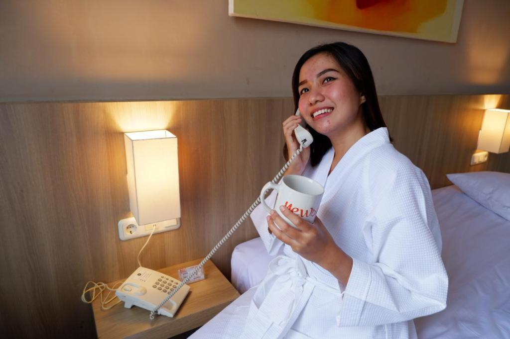 News Hotel Waru Sidoarjo Экстерьер фото