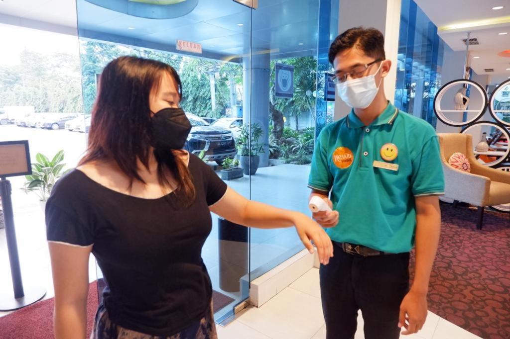 News Hotel Waru Sidoarjo Экстерьер фото