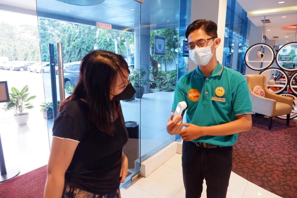 News Hotel Waru Sidoarjo Экстерьер фото