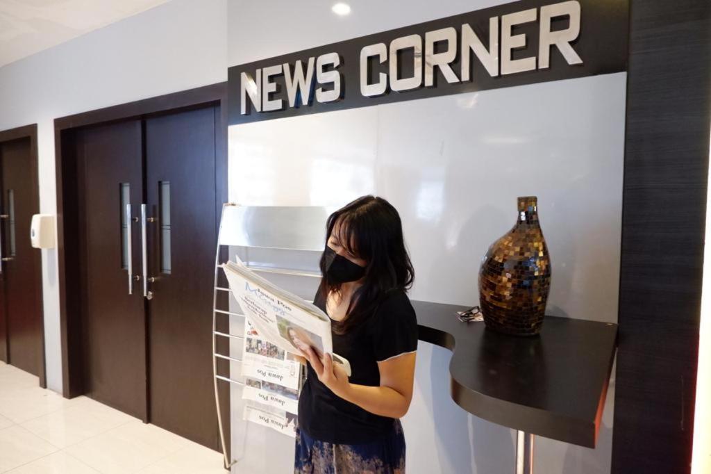News Hotel Waru Sidoarjo Экстерьер фото