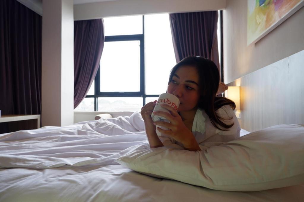 News Hotel Waru Sidoarjo Экстерьер фото