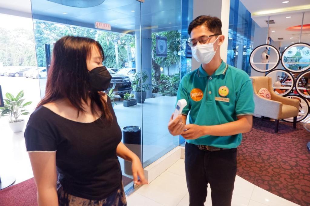 News Hotel Waru Sidoarjo Экстерьер фото