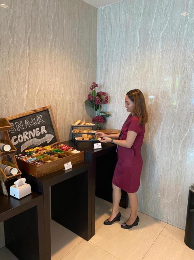 News Hotel Waru Sidoarjo Экстерьер фото