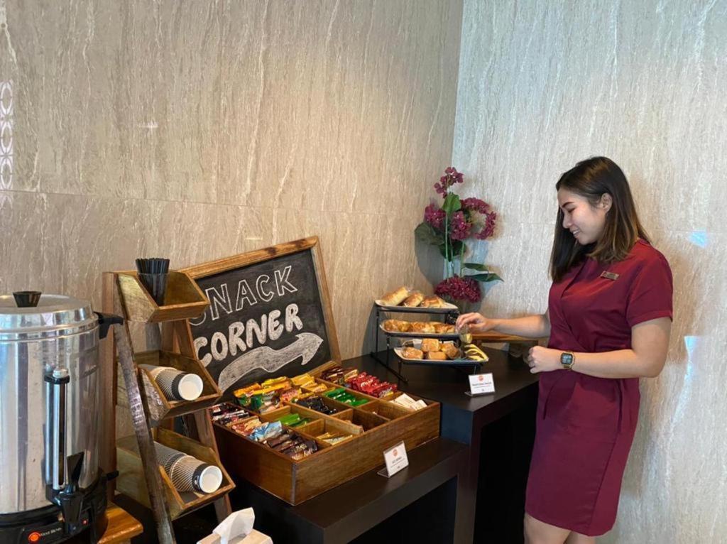 News Hotel Waru Sidoarjo Экстерьер фото