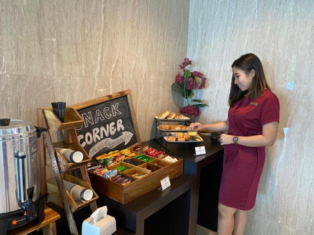 News Hotel Waru Sidoarjo Экстерьер фото