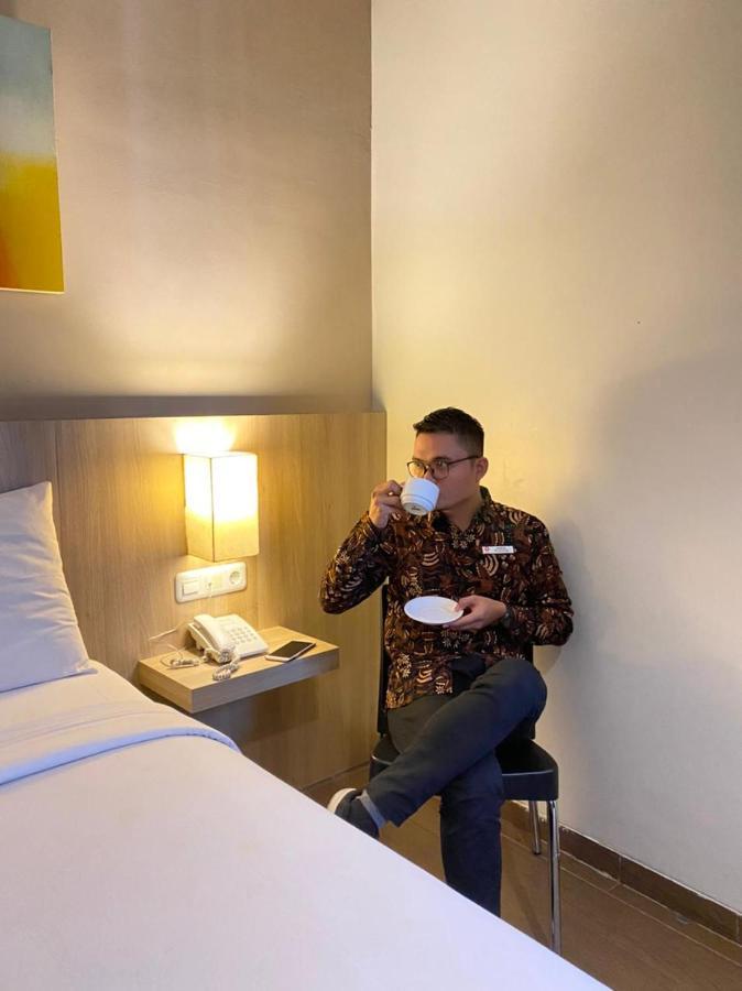 News Hotel Waru Sidoarjo Экстерьер фото
