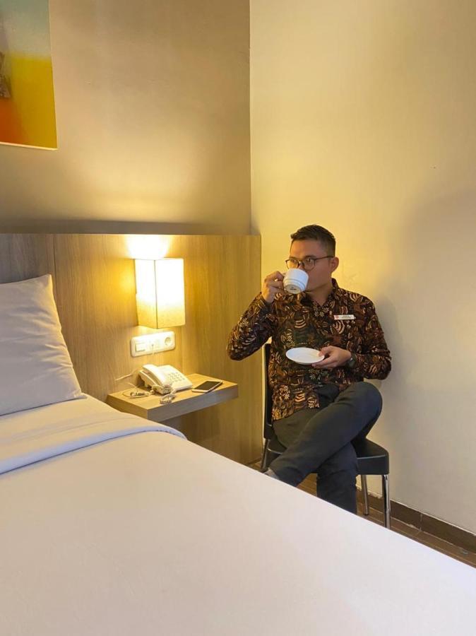 News Hotel Waru Sidoarjo Экстерьер фото